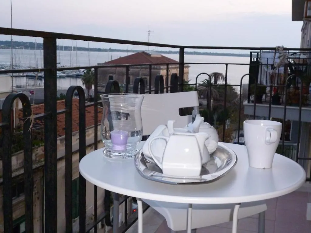 Bed & Breakfast B&B Le Grand Bleu Siracusa - One Hundred Steps From Ortigia -Sea View - Syracuse